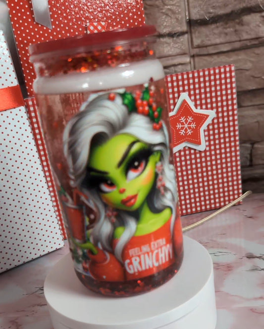 Verre Snowglobe Plastique – Holiday Villain Glam Rouge (“Feeling Extra Grinchy”) | 16 oz / 20 oz