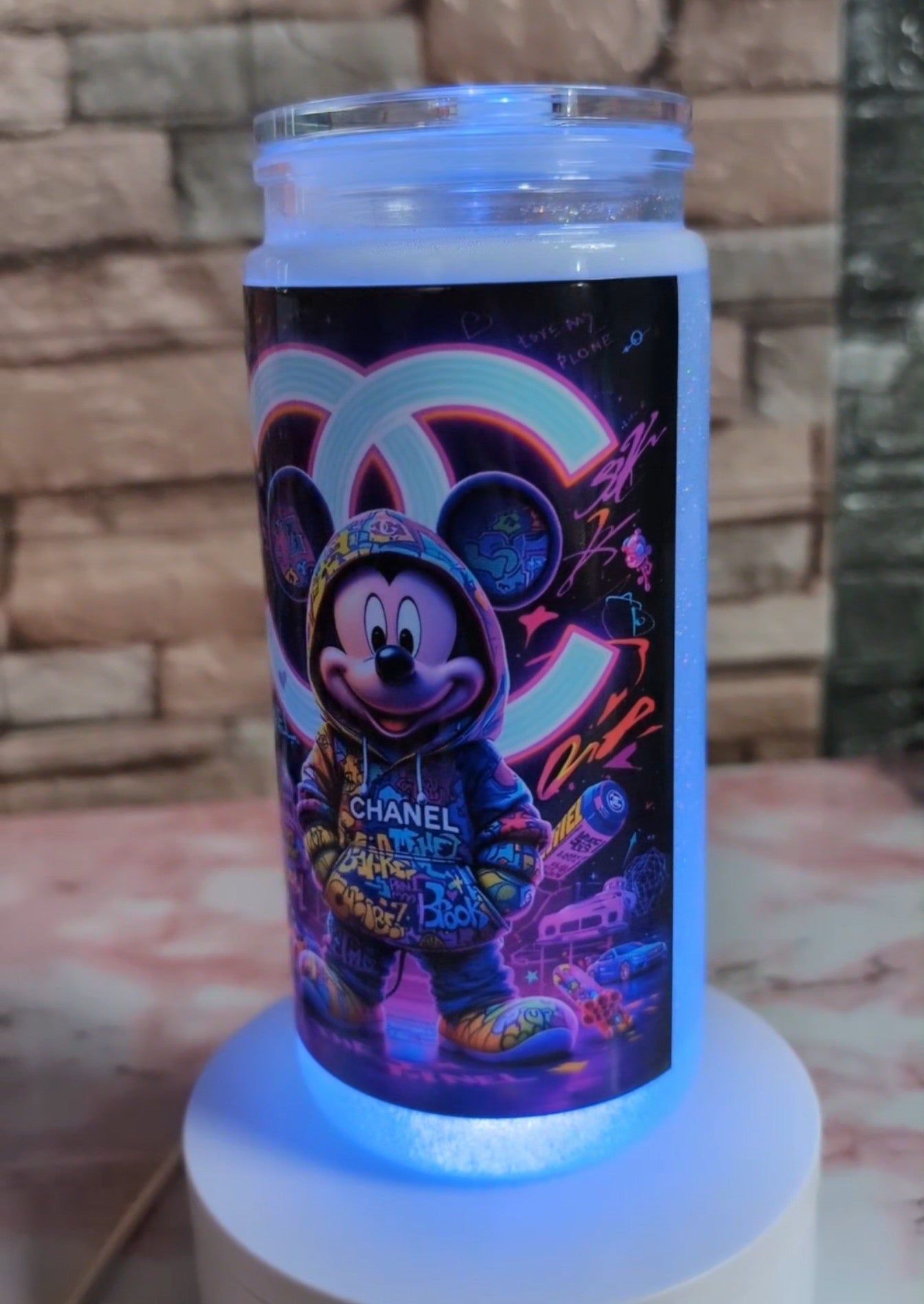 Verre Snowglobe 20 oz en plastique – Style Streetwear Néon (paille incluse)